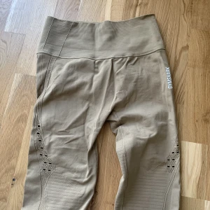 Gymshark tights - Energy seamless leggings från gymshark i färgen biscotti brown, strl M, använda ett fåtal gånger, fint skick