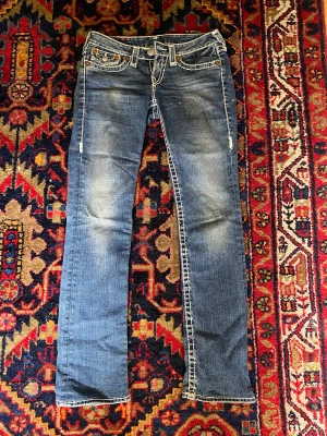 True - True Religion jeans köpta second hand. Dom är i väldigt bra skick och inte alls mycket använda. Storlek 28 och passar mig som har midjemått 85 ungefär, de är också lite stretchiga så väldigt bekväma. De är raka i benen och ganska tighta. 