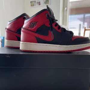 Röda Jordan 1 - Jordan 1 köpta från Restocks för inte så länge sedan. Dem är i bra skick använt fåtal gånger🌟❤️‍🔥