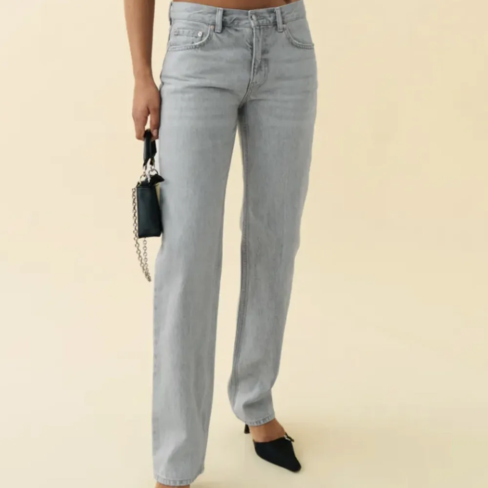 Säljer mina perfect jeans från Gina Tricot i färgen ljusblå eftersom dom är för stora. Storlek 36. Nyskick. . Jeans & Byxor.