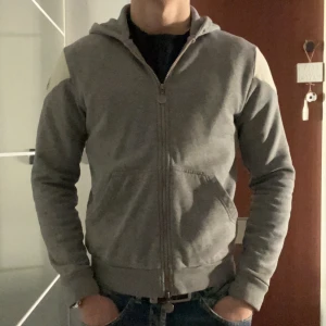 Moncler hoodie - Tja! Säljer nu min moncler hoodie för den kommer aldrig till användning, den e fläckfri osv. Kom privat för mer bilder! Äkhetsbevis finns