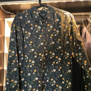 TIGER skjorta  - Kanonfin Tiger skjorta i strlk M (40) Slimfit.   Använd endast ett fåtal gånger. 