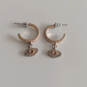 Örhängen - 3st olika örhängen. Den första bildens örhänge kommer från någon affär i Grekland från när jag var där. De två andra bildernas örhängen kommer från glitter. Alla är såklart descifingerade (stav) och rena. Säljer för de inte används men tycker de är söta!🤍