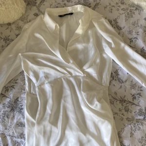 Studentklänning  - Säljer denna trendiga Zara klänning som dessvärre är för liten för mig. Perfekt till student likväl som den är till andra fester och evenemang💕