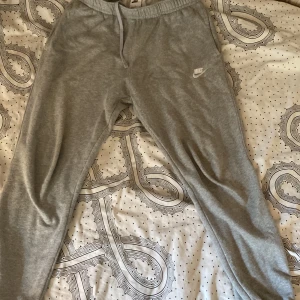 Nike byxor - Säljer dessa Nike byxor pågrund av att dom har blivit för små. Knappt använda