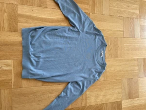 Ljusblå stickad sweatshirt  - En väldigt mysigt tunn stickad sweatshirt perfekt för varma sommar kvällar 