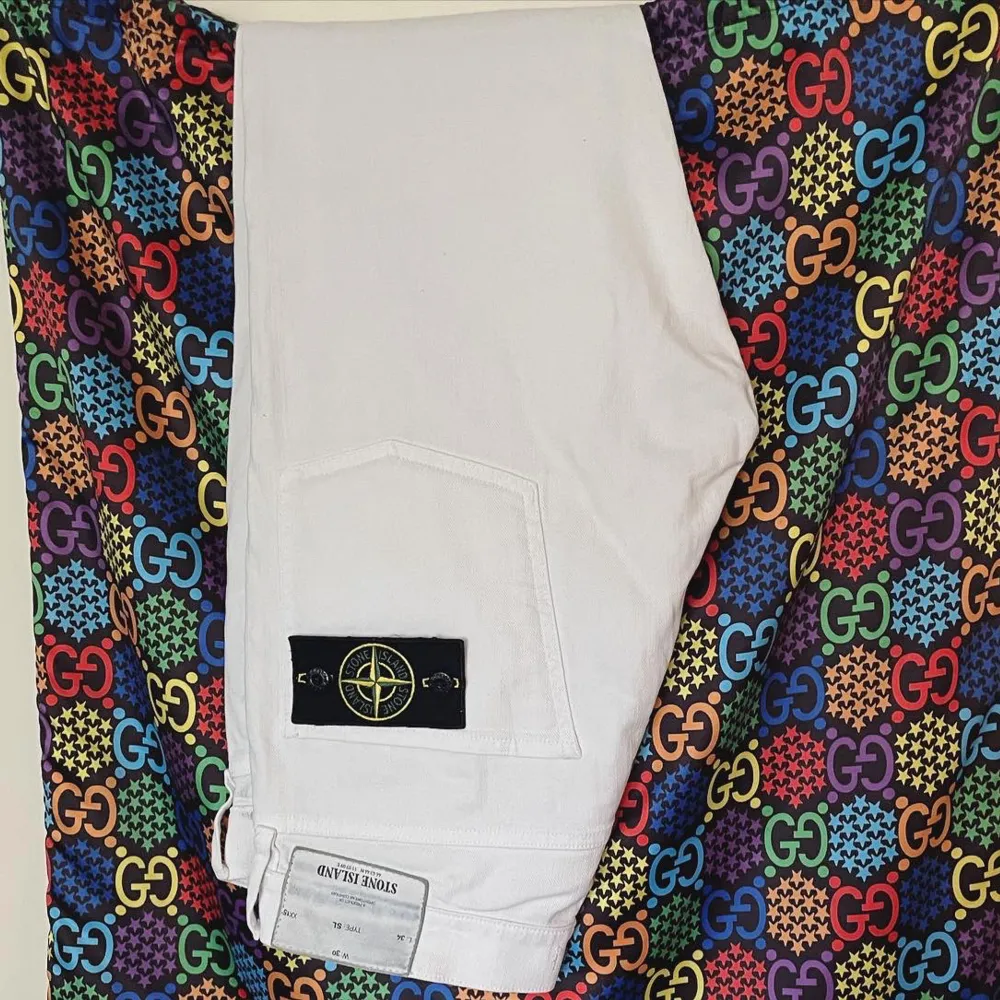 (New) ForSale:1999kr Retail:3.600kr Stone Island Straight Fit Jeans(White) Size:W30 L34 Condition:9/10 Slightly Used Dm for more info&pics. Jeans & Byxor.