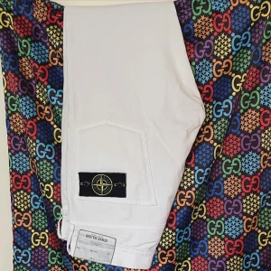 Stone Island Straight Fit Jeans(White) - (New) ForSale:1999kr Retail:3.600kr Stone Island Straight Fit Jeans(White) Size:W30 L34 Condition:9/10 Slightly Used Dm for more info&pics
