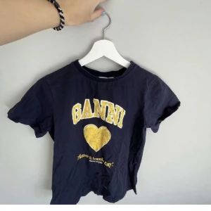 Ganni t-shirt - Super fin och unik ganni t-shirt som är i utmärkt skick! Skirv för fler bilder!