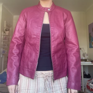 Vinröd läderjacka äkta - Storlek M, äkta läder. Märke joquine yong