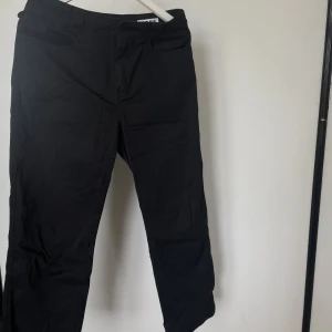 HOPE byxor - Raka byxor liknande kostymbyxor, från HOPE. Unisex strl WOM 40 MAN 48. Går ner över anklarna och början på foten på mig som är 175cm. Använda Max 3 gånger, nästan precis som nya. Nypris: 1500 kr 🤎skrynkliga pga legat nedpackade. 