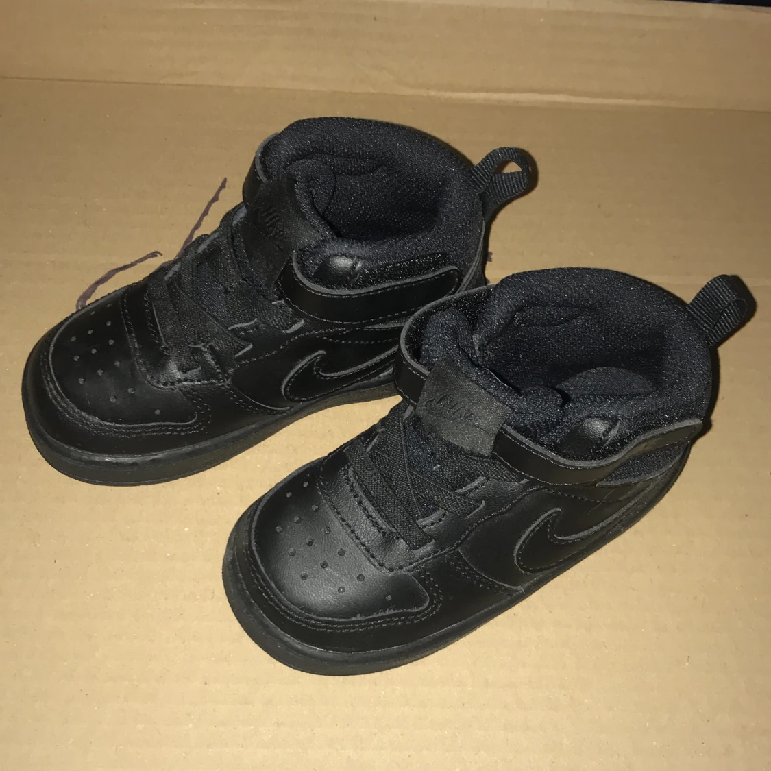 Svarta Nike skor i barnstorlek 23,5 - 90