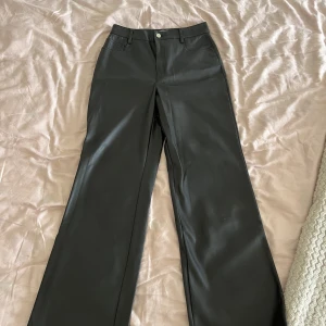 Skinnbyxor (NAKD) - Storlek M, använda i gott skick