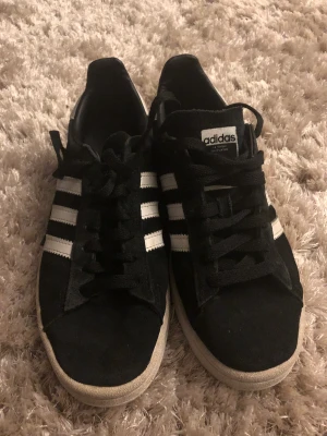 Skor  - Storlek 37 1/3 Adidas  Knappt använda 