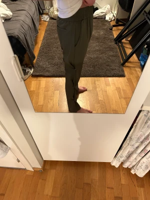 Byxor - säljer dom här unika byxorna, jag lovat aty ni aldrig sett en liknande design, du kan välja hur du vill ha byxorna med dom 3 knapparna så di kan få olika design på byxorna. Jag är 185 cm x 70 kg och dom sitter perfekt. priser är inte hugget i sten