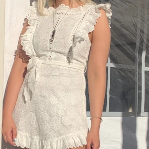 Vit spetsklänning - Perfekt till studenten, endast använd en gång av mig på studenten