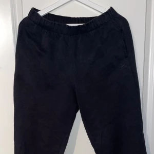 Mjukisbyxor - Mjukisbyxor från Hollister. Storlek S men rätt tighta så hade nog funkat bra till XS. Väldigt bekväma. Använt skick. !!Kontakta mig innan du väljer köp nu!! Fraktkostnad tillkommer <3