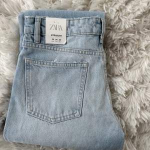 Säljer ett par jeans från zara, super fina men inte använda då jag har ett par likadana.💓💓💓