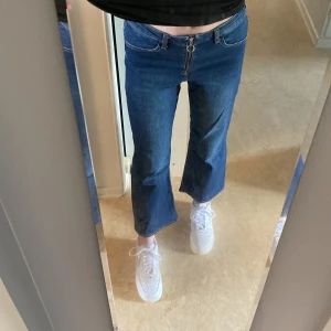 utsvängda jeans - fina jeans med endast dragkedja i gylfen. de är något korta för mig (175). nyskick