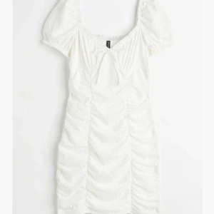 Vit sommarklänning  - Jätte fin vit sommarklänning från hm. Klänningen är aldrig använd och den är slutsåld på hemsidan, storlek s. Passar super till student/skolavslutning eller bara ha en sommardag. Nypris 250kr mitt pris 100kr💞 skriv privat för mer bilder.