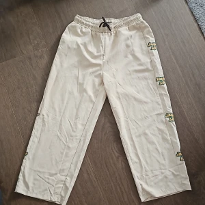 Byxor  - Tunna beiga byxor från Shein storlek L✨️ Helt oanvända! 