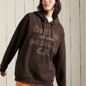 Brun hoodie - Brun superdry hoodie som kostar 799 orginalpris. Har använt den typ två gånger och säljer den nu för den inte är min stil längre. Storlek M/L den är ganska oversize och ganska lång. Betala med Swish