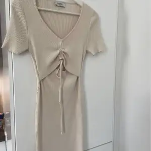 Söker denna klänning från chiquelle i både rosa och beige 