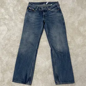 Weekday arrow low straight jeans. Sjukt snygga och säljer då dom tyvärr inte passar längre. I storlek 25/30 och inga defekter. Nypris 600