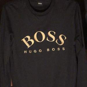 Svart tröja med guldiga hugo boss bokstäver  Storlek S  Bra skick knappt använd