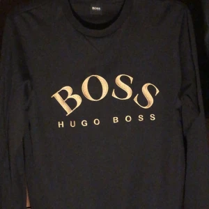Hugo boss  - Svart tröja med guldiga hugo boss bokstäver  Storlek S  Bra skick knappt använd