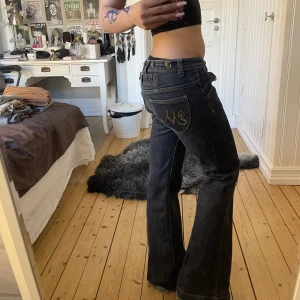 Lågmidjade bootcut jeans - Använda ett fåtal gånger! Säljer då de är för stora<3