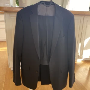 Calavier kavaj & byxa  - Fin och hel kostym  Ny pris 5300kr  Storlek enligt bilderna   Mitt pris 1000kr 