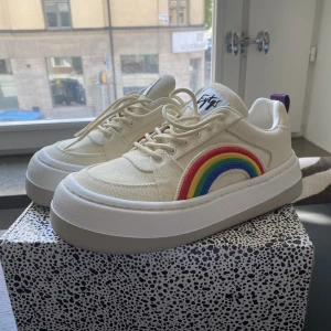 Eytys Sonic stl 39 - Säljer mina beigea Sonic sneakers från Eytys, stl 39! Har använt dom två gånger sen har de fått stå i garderoben, så är helt nya och superbra skick. Nypris 2000kr, säljer mina för 1300kr. Kartong och extra skosnören följer med om det önskas.