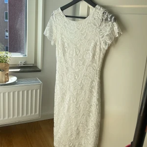 Vit klänning  - Säljer en vit spets klänning från Bubblerom 