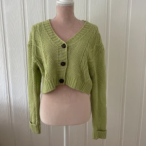 Kroppad kofta - Supersöt kofta som är kroppad med långa bekväma ärmar. Superbra skick!