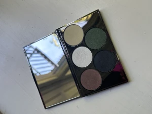 Eyeshadow palette - Barely used 