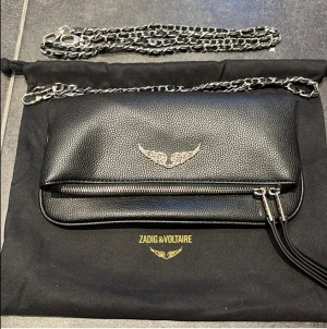Zadig & Voltaire väska - Säljer denna Zadig & Voltaire väska. Skickas med dustbagen. Köpt på plick, hon hadde kvitto. Nypriset är 3999, kan köpas direkt för 2999. Jag vet inte om det är 100% äkta Priset kan diskuteras. Den är i ny skick Jag köpte den till min flickvän men hon…