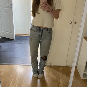 Zara jeans - Midwaist jeans med hål från zara 