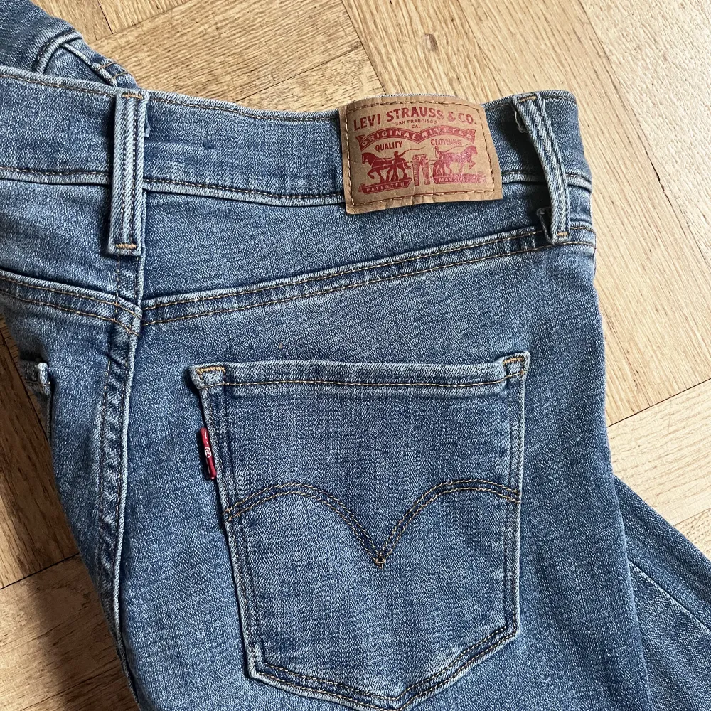Bootcut jeans från Levi’s. Storlek 28 👖❄️💙. Jeans & Byxor.