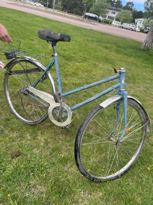 Cykel  - Splitterny cykel, fullt fungerande styret o kjedjan blev det lite fel på i frakten till mig men de fungerar.