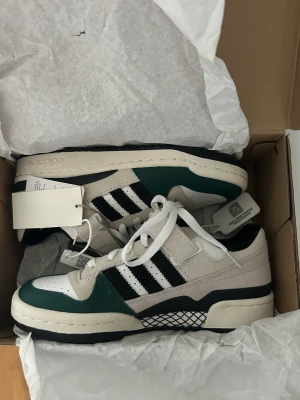 Adidas sneakers  - Säljer mina helt nya Adidas sneakers då jag köpte ett par liknande istället. Dem är köpta för 1700kr från kickcrew.