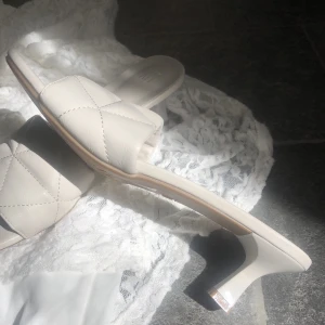 Superfina festskor - Jättefina creme/sandfärgade skor till balen, skolavslutningen eller annan fest.✨ Aldrig använda.