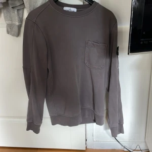 Stone island crewneck - Grå Stone island crewneck Cond:8/10