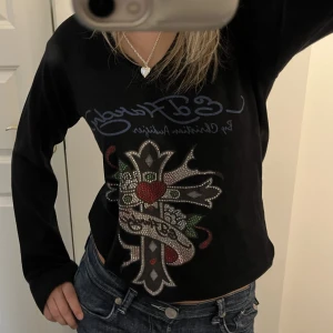 sååå snygg ed hardy tröja🔥 - finaste o mjukaste tröjan nånsin som jag måste sälja då jag inte använder den🥲 storleken på lappen står L men skulle säga att den passar XS-M bäst beroende på hur du vill att den sitter🫶 jag bär strl S💗