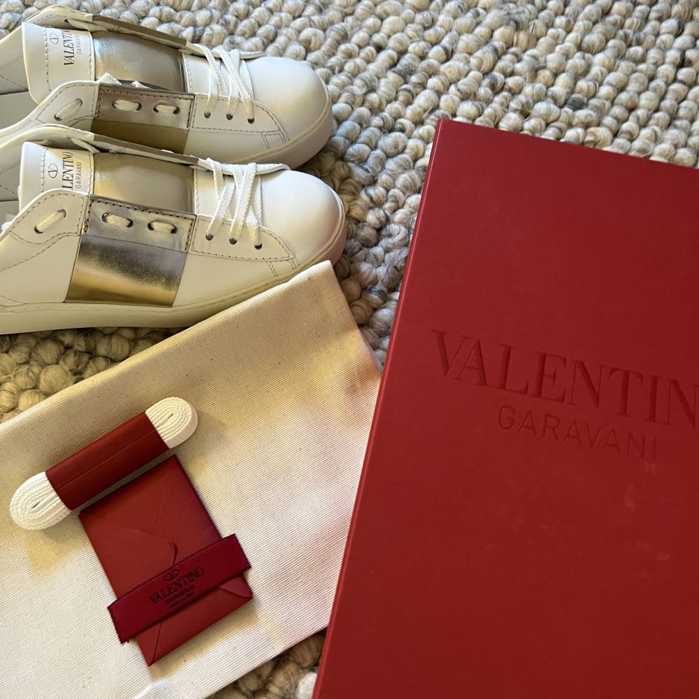 Säljer ett helt par nya valentino skor i storlek 35,5. Dom passade tyvärr inte men är riktigt snygga❤️🤗 skriv om ni är intresserade🤩 skorna kommer med deras låda❤️ köptes för fullpris 6200 nu ligger priset på 6945, kan gå ner i pris (har kvitto)❤️🫶🏼. Skor.