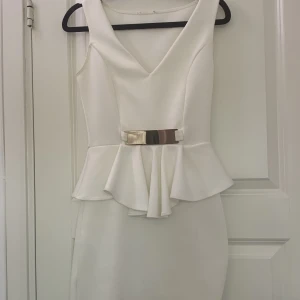 Vit festklänning  - Uppskattad stlk 36. Inga synliga diffekter förutom en liten fläck på ryggen 