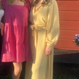Gul klänning - Underbar gul sommarklänning. Tunn och skön. Den går att bära på flera olika sätt, med bälte eller utan osv. Även underklänningen är snygg som den är! 🌼