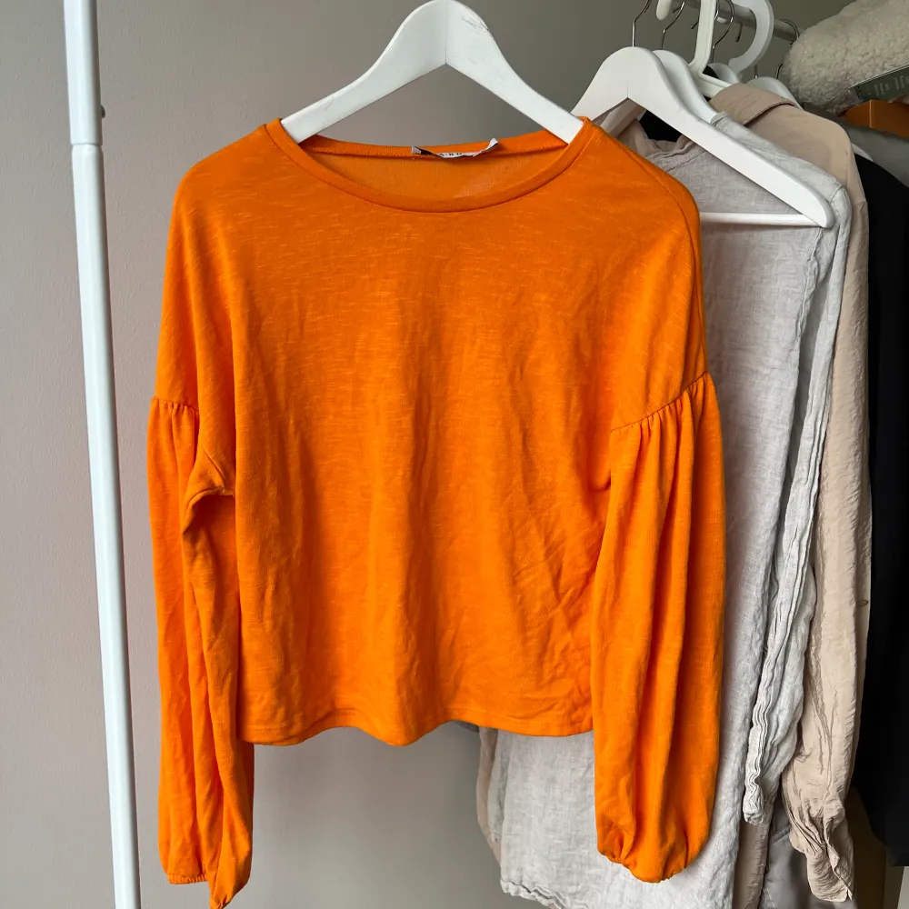 Orange tröja NA-KD. Strl S. 100kr. Tröjor & Koftor.