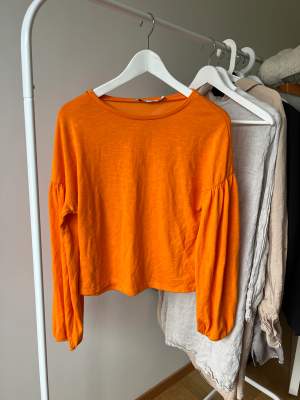 Orange tröja NA-KD. Strl S. 100kr