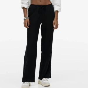 Lågmidjade linnebyxor - Säljer desss fina slutsålda linnebyxorna från hm för jag inte får någon användning av de alls, dem är använda 2 gånger så de är fortfarande i nyskick. Hör av er vid frågor eller fler bilder!😊🫶🏼 frakten tillkommer 🥰